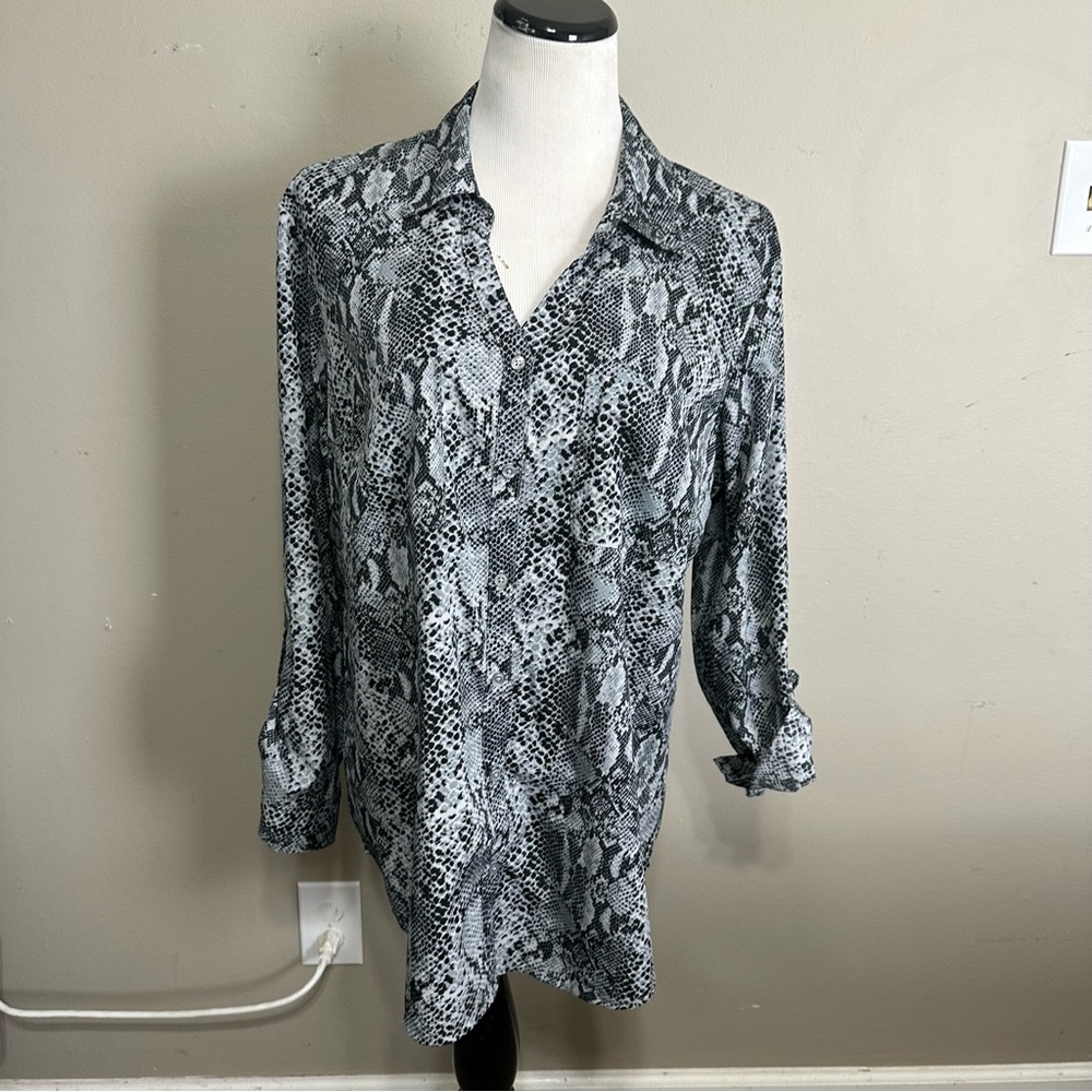 Faded glory women’s size 16/18 button-down blouse with roll button sleeves